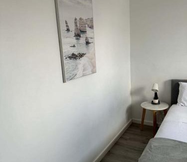 Guildford West House | Double Room in Guildford West - Near Parks & Eateries - Explore with Ease - Shared Bathroom