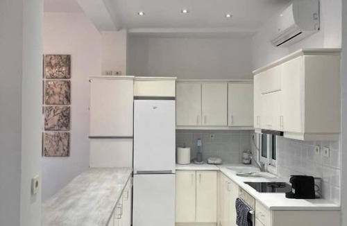 Gefira Mpania Apartment | Dr. J. Spon Apartment