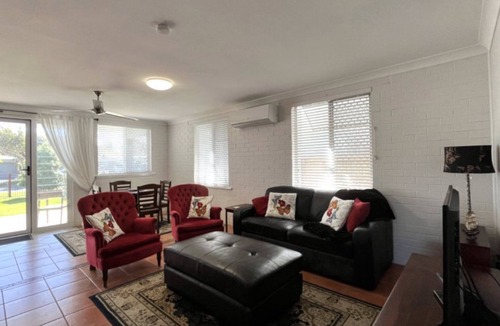 Golden Beach House | Drakes Hideaway - Pet friendly 3 bedroom unit on the ground floor