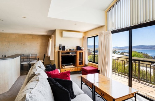 Jindabyne House | Dromaius 5 - 3BR Townhouse l Lake Views l Spa Bath l WiFi l BBQ