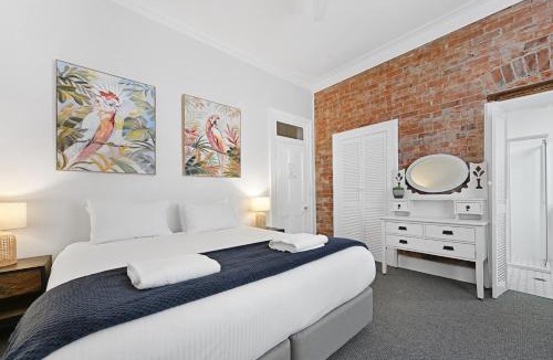 Bathurst House | Dunkley House - Large CBD Heritage Home, Sleeps 10