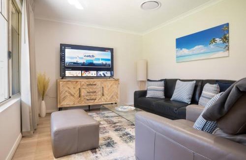 Dunsborough House | Dunsborough Bay Retreat - Steps from Beach and Dining