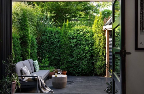 Daylesford Apartment | East St 2 is one of three contemporary apartments set within beautiful gardens