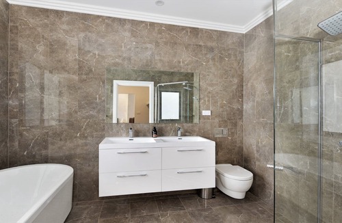 Terrigal House | Easy walk to Terrigal, beach, boutique shops, eateries and watersports