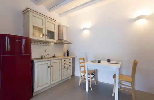 Psathi House | Echinousa Kimolos katoikia no2 Apartment with Mountain View, Wi-Fi, and Air Conditioning