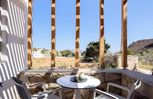 Psathi House | Echinousa Kimolos katoikia no2 Apartment with Mountain View, Wi-Fi, and Air Conditioning