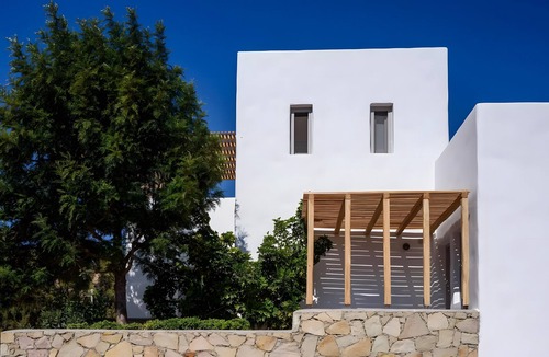 Psathi House | Echinousa Kimolos katoikia no2 Apartment with Mountain View, Wi-Fi, and Air Conditioning