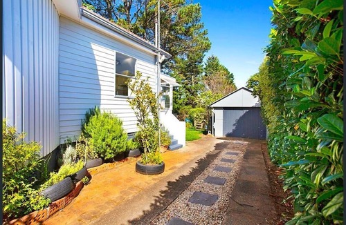Katoomba Cottage | Echo Round House - Adorable Art Deco Pet Friendly Cottage Walking Distance to The Three Sisters