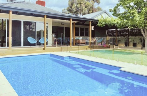 Echuca House | Echuca 5-BR Central Escape - Sunny Pool Days - Alfresco Nights - Fireside Warmth