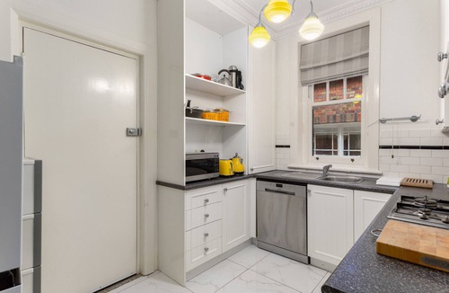 Kings Cross Apartment | Eclectic Art Deco Apartment in great location