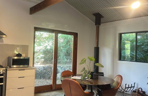 Booroobin Cabin | Eco-luxe studio and amazing Glasshouse Mountains views.