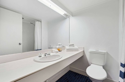Glenelg Hotel | Econo Lodge Dockside Glenelg