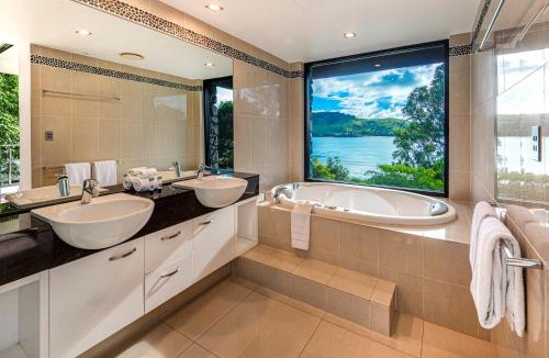 Hamilton Island Apartment | Edge 2 - Oceanfront Luxurious and Spacious 4 Bedroom Split Level Apartment with buggy and valet service