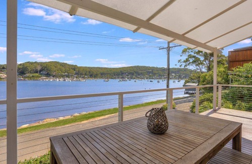 Killcare House | Edge of the Bay and Close to Beaches