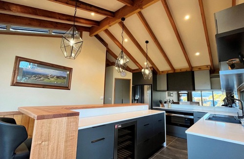 East Jindabyne House | Edzell - 5BR Luxury Home l Amazing Lake Views l Games Room l Tennis Court l WiFi