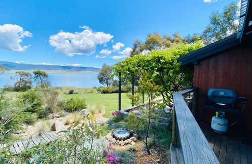 East Jindabyne House | Edzell - 5BR Luxury Home l Amazing Lake Views l Games Room l Tennis Court l WiFi