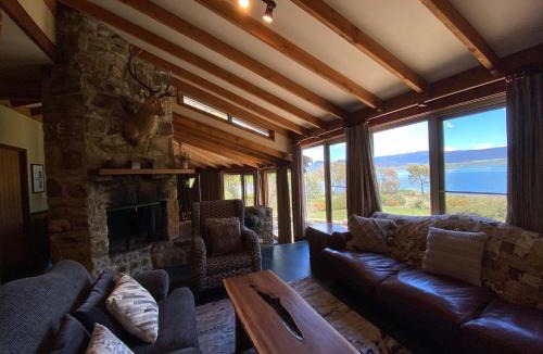 East Jindabyne House | Edzell - 5BR Luxury Living l Amazing Lakefront Home l Games Room l Tennis Court l WiFi