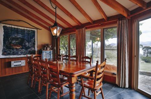 East Jindabyne House | Edzell - 5BR Luxury Living l Amazing Lakefront Home l Games Room l Tennis Court l WiFi