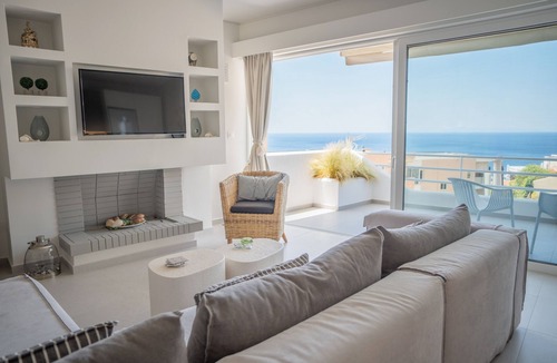 Saronida Apartment | El Mar Seaview Penthouse, 2 BDR, 7’ from beach, renovated