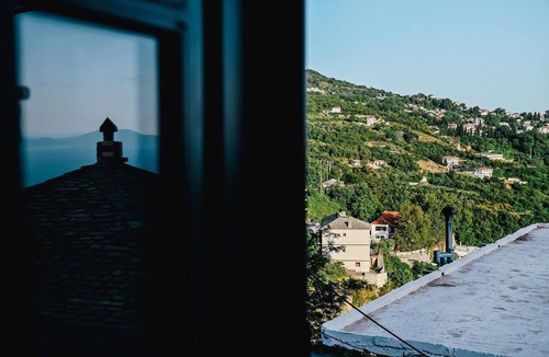 Makrynitsa Apartment | "Elati Deluxe Double" Room with Mountain View and Fireplace