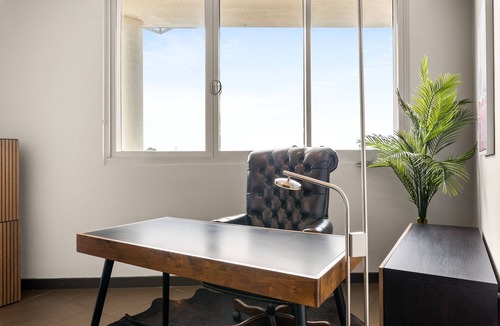 Canterbury Apartment | Elegant 1-Bed by Riverside Park & Amenities