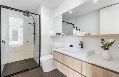 Caulfield North Apartment | Elegant 2 Bed 2 Bath Apartment at Caulfield Park with Balcony & Parking