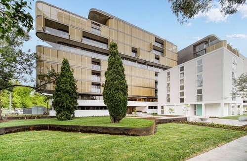 Dickson Apartment | Elegant 2-Bed by Lyneham Wetlands near the CBD