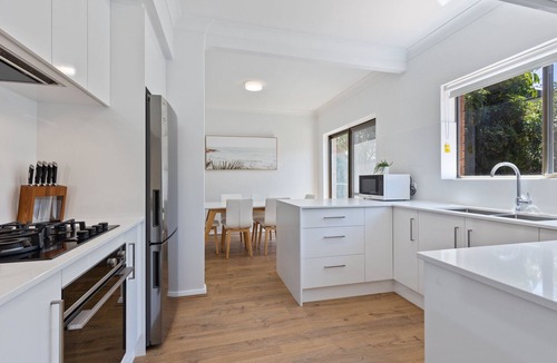 Glenelg South House | Elegant 3-Bed Home Steps from Sunny Glenelg Beach
