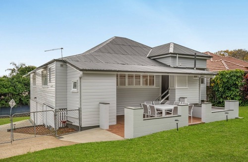 Newmarket House | Elegant 4-Bed Home Near Shops & Dining
