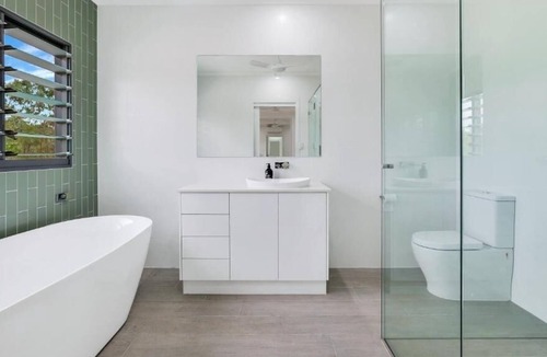 Humpty Doo House | Elegant 4 Bedroom Humpty Doo Getaway- Sleeps 12