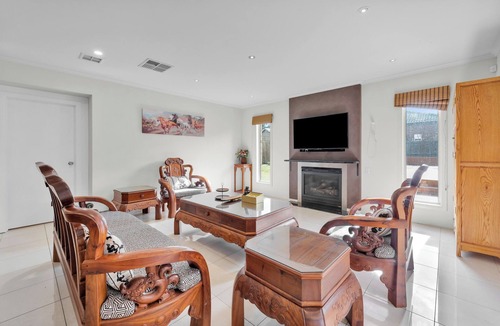 Keysborough House | Elegant Home with 3 En-Suites Facing Golf Course