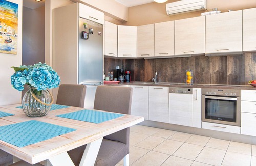 Kontos Villa | Elegant maisonette with Garden, steps to the Beach