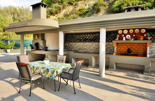 Kalithies Villa | Elegant Villa with Pool & Garden in Eleousis.