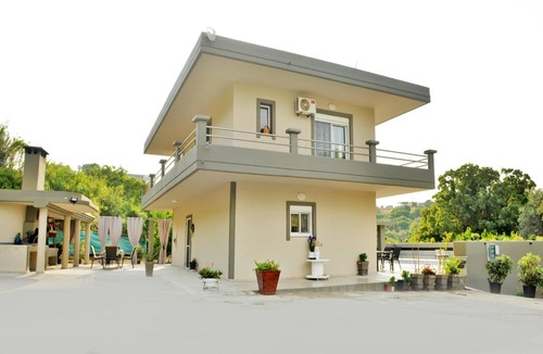 Kalithies Villa | Elegant Villa with Pool & Garden in Eleousis.