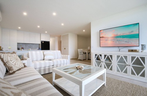 Batemans Bay Apartment | Elegantly Spacious 3-Bed Unit Overlooking the Bay