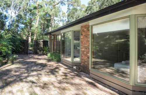 Upwey Villa | Elliott Lodge - Getaway for the whole family/pets