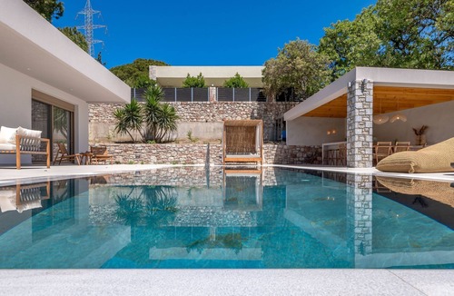 Petaloudes House | Emerald Estate by Interhome