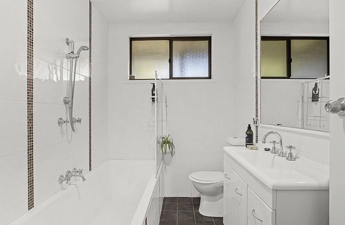 Emerald Beach Apartment | Emerald Hub 1 is one half of Emerald Hub, with its own entrance, kitchen, lounge room and bathroom