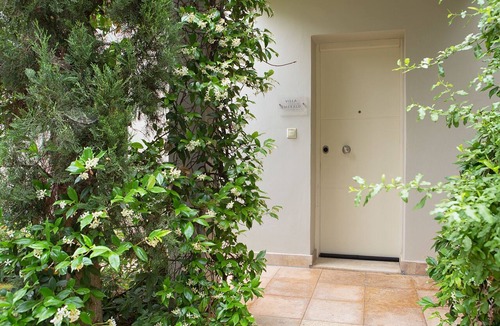 Chalcis Villa | Emerald Villa-next to the beach-sharing swimming pool