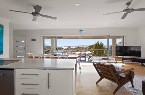 Lake Wangary House | Endeavour View is a fantastic 4 bedroom holiday home