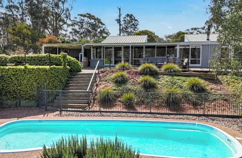 Lovedale House | Englewood Ridge - A country classic in scenic Lovedale