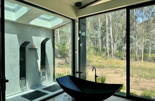 Werombi House | Enjoy peace and birdsong in Australian bush setting in architectural home.