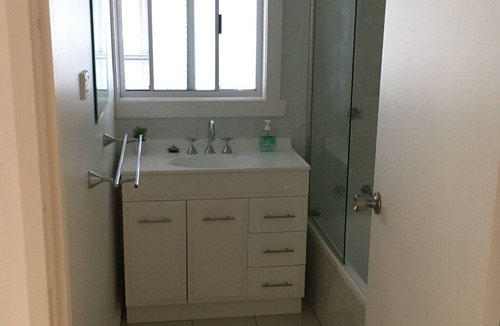 Strahan House | Entire House 3 bedrooms, 5 minute walk to town centre and 1 minute to beach