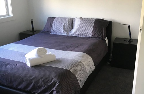 Strahan House | Entire House 3 bedrooms, 5 minute walk to town centre and 1 minute to beach