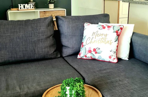 Springwood House | Entire house between Brisbane and Gold Cast