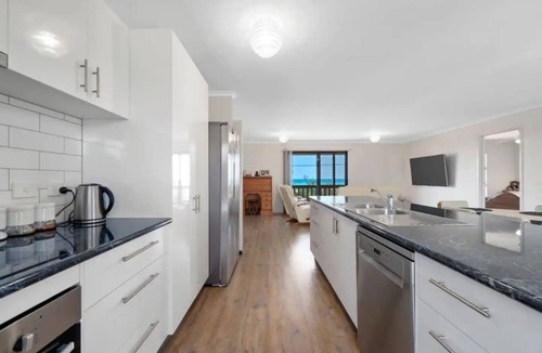 Paradise Beach House | Escape to Paradise - Beach views 5bedrooms, 2 Kitchens, 2 Living, 2 Bathrooms