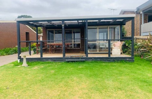 Portarlington House | Esplanade bay views - 5 min walk to ferry, main street & beach