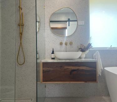 Tullamarine House | Evies White House Oasis I Pool & Close to Airport