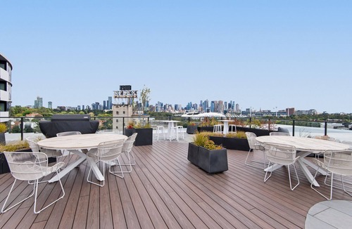 Cremorne Apartment | Executive 2-Bed Apartment with Views, Gym and Spa