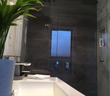 Bathurst Villa | Executive Villa, private 2 bedroom in ideal location